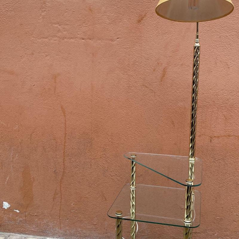 Lámpara de suelo, con mesilla de&nbsp;cristal