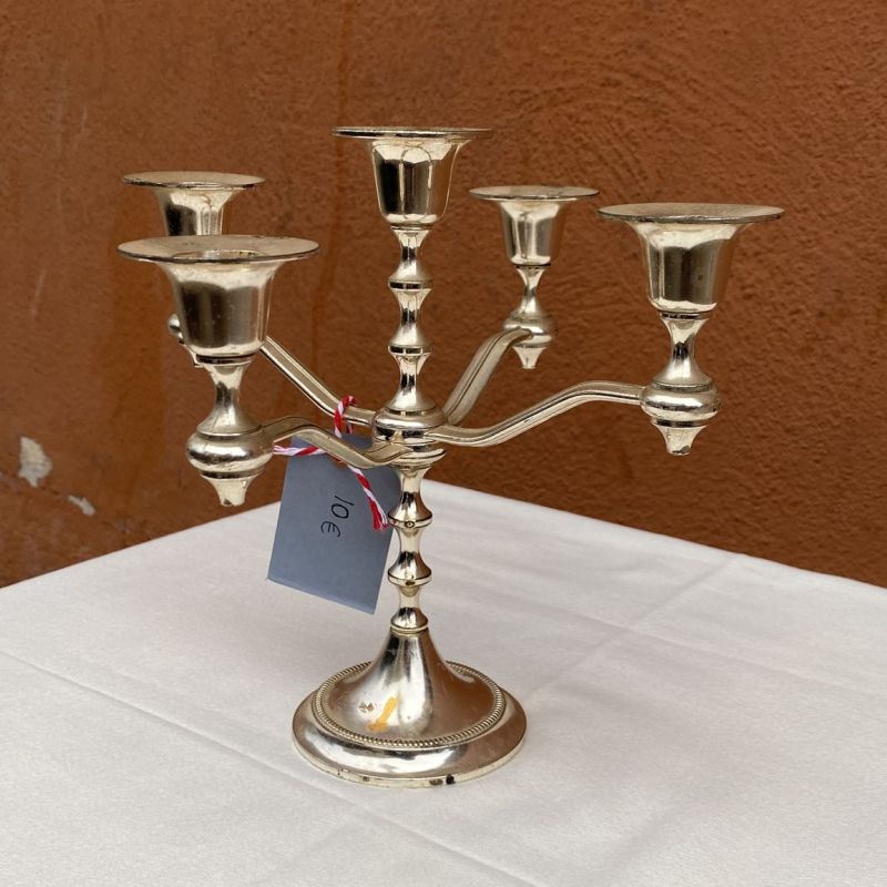 Candelabro metálico plateado