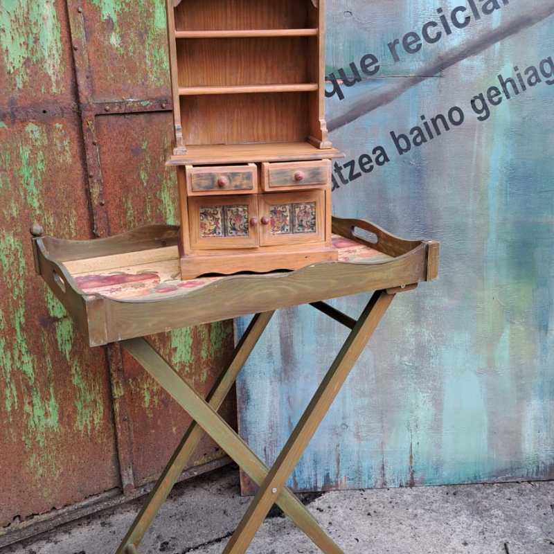 Armarito de madera con detalles policromados a&nbsp;mano