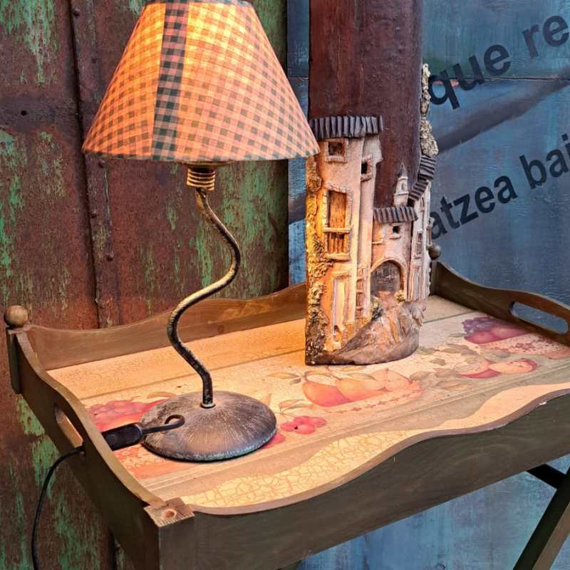 Lámpara y teja antigua con&nbsp;dibujo